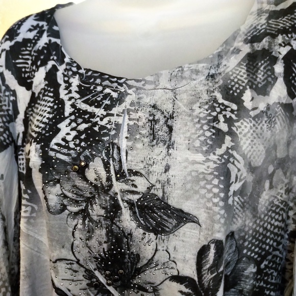 Light top by B.L.E.U. Like new L - Picture 2 of 5